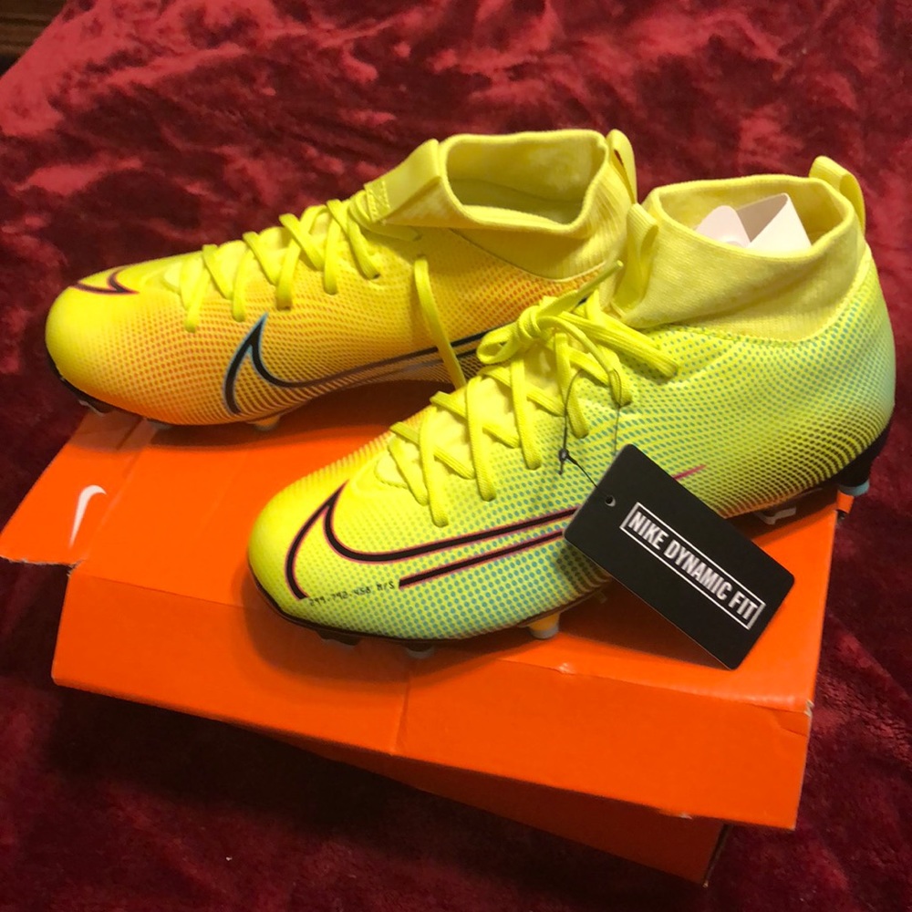 Nike Soccer Cleat “Jr. Superfly 7”; Size: 5; Color: Lemon/Black/Aurora Green